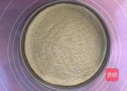 Illustration of how to make bacon and prawn thick crust pizza 3