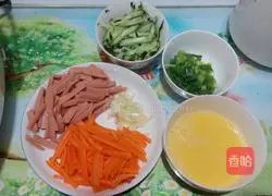 Illustration of how to make three-wire fried rice noodles 2