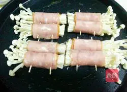 Illustration of how to make bacon enoki mushroom rolls 11