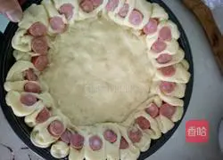 Illustration of how to make ham, corn and vegetable pizza 9