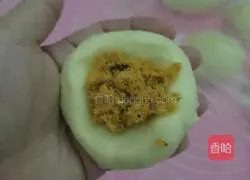 Illustration of how to make meat floss rolls 7