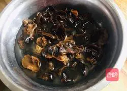 Illustration of how to make fried fungus, celery and fried pork 2