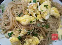 Illustration of how to make fried rice noodles with eggs 11