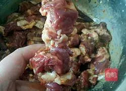 Illustration of how to make delicious large mutton skewers 6