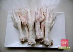 Illustration of how to make braised chicken feet 1