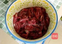 Illustration of how to make stir-fried shredded beef 1