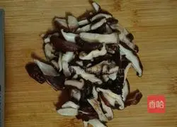 Illustration of Braised Chicken Nuggets with Double Peppers and Mushrooms 4