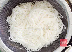 Illustration of how to make vegetarian fried rice noodles 2