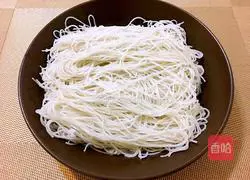 Illustration of how to make quick-fried rice noodles 2