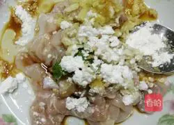 Illustration of how to make cucumber, pork ribs and diced chicken in sauce 1