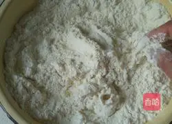 Illustration of how to make onion, green pepper and tenderloin mixed with slivers 1