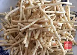 Illustration of how to stir-fry Zheer roots with bacon 2