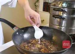 Illustration of how to make braised tofu with yellow flower fungus and diced meat 10