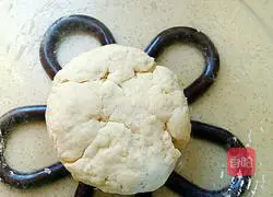 Illustration of how to make mutton steamed buns 6