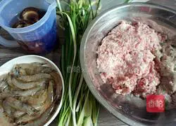 Illustration of how to make three fresh spring rolls 1