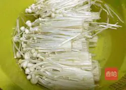 Illustration of how to make bacon enoki mushroom rolls 4