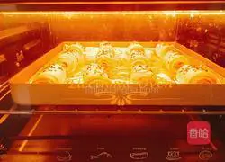 Illustration of how to make bacon rolls 6