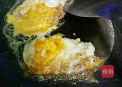 Illustration of how to make fried eggs with green pepper 2