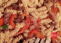 Illustration of how to make black pepper beef fillet fried pasta 5