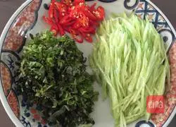 Illustration of how to make cold shredded chicken and tartary buckwheat noodles 5