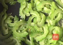 Illustration of how to make scrambled eggs with wolfberry and bitter melon 16