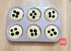 Illustration of how to make crispy blueberry muffin cake 16