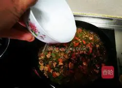 Illustration of how to make braised noodles with pork and green pepper 7