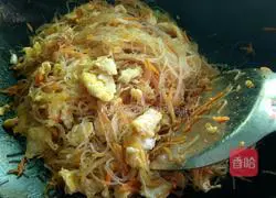 Illustration of how to make fried rice noodles with carrots and eggs 11
