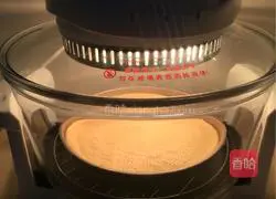 Illustration of how to make bacon and prawn thick crust pizza 4