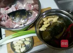 Illustration of how to make double pepper pickled fish 1