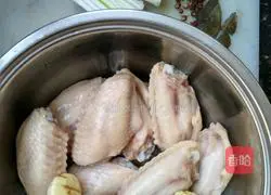 Illustration of how to make chestnut braised chicken wings 1