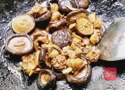 Illustration of how to make braised chicken with mushrooms 8