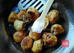 Illustration of how to stuff pork with braised oil and gluten 9