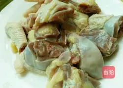 Illustration of braised chicken with tea tree mushrooms 1