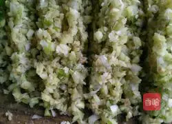 Illustration of how to make cabbage and carrot meatballs 5