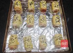 Illustration of how to make bacon rolls 5