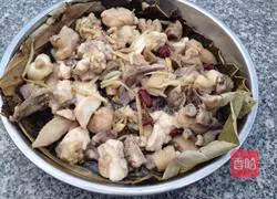 Illustration of how to make steamed chicken with lotus leaves 3