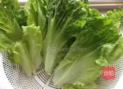 Illustration of how to wrap meat with lettuce 2