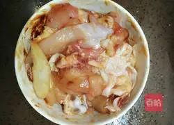 Illustration of how to cook the tagine version of braised chicken legs with potatoes 2