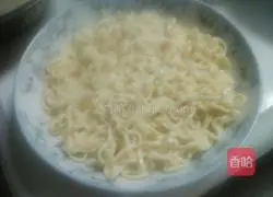 Illustration of how to make instant noodles pizza 3