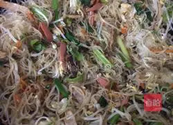 Illustration of how to make fried rice noodles with three shredded eggs 11