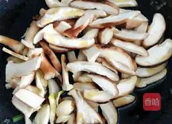 Illustration of how to cook Wuchang fish with mushrooms, chives and onions 5