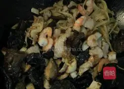 Illustration of how to make three fresh braised noodles 5