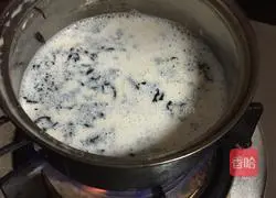 Illustration of how to make original pearl milk tea 4