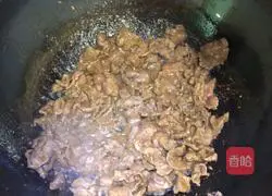 Illustration of how to make fried beef with onions 5