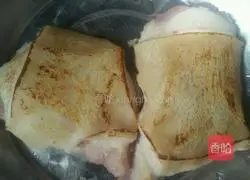 Illustration of how to make steamed pork with millet flour 4