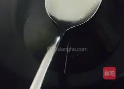 Illustration of how to stir-fry leeks and lotus vegetables 4