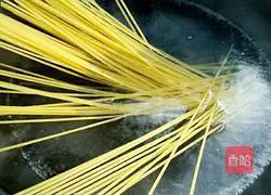 Illustration of how to make stir-fried spaghetti with black pepper and beef tenderloin 5