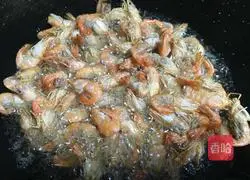 Illustration of how to fry shrimps in oil (our side) 3