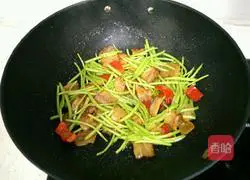 Illustration of how to make fried bacon with mud and mugwort 13